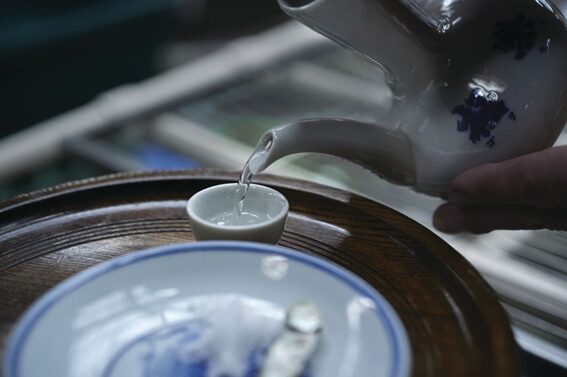熊本県人吉球磨地域の本格米焼酎「球磨焼酎」を注ぐ様子
